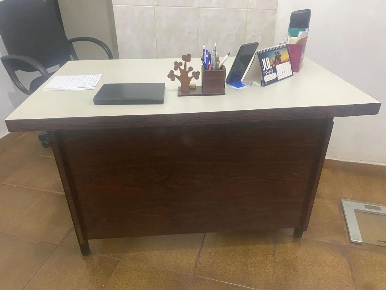 Mesa de escritório, com 2 gavetas e prateleiras.