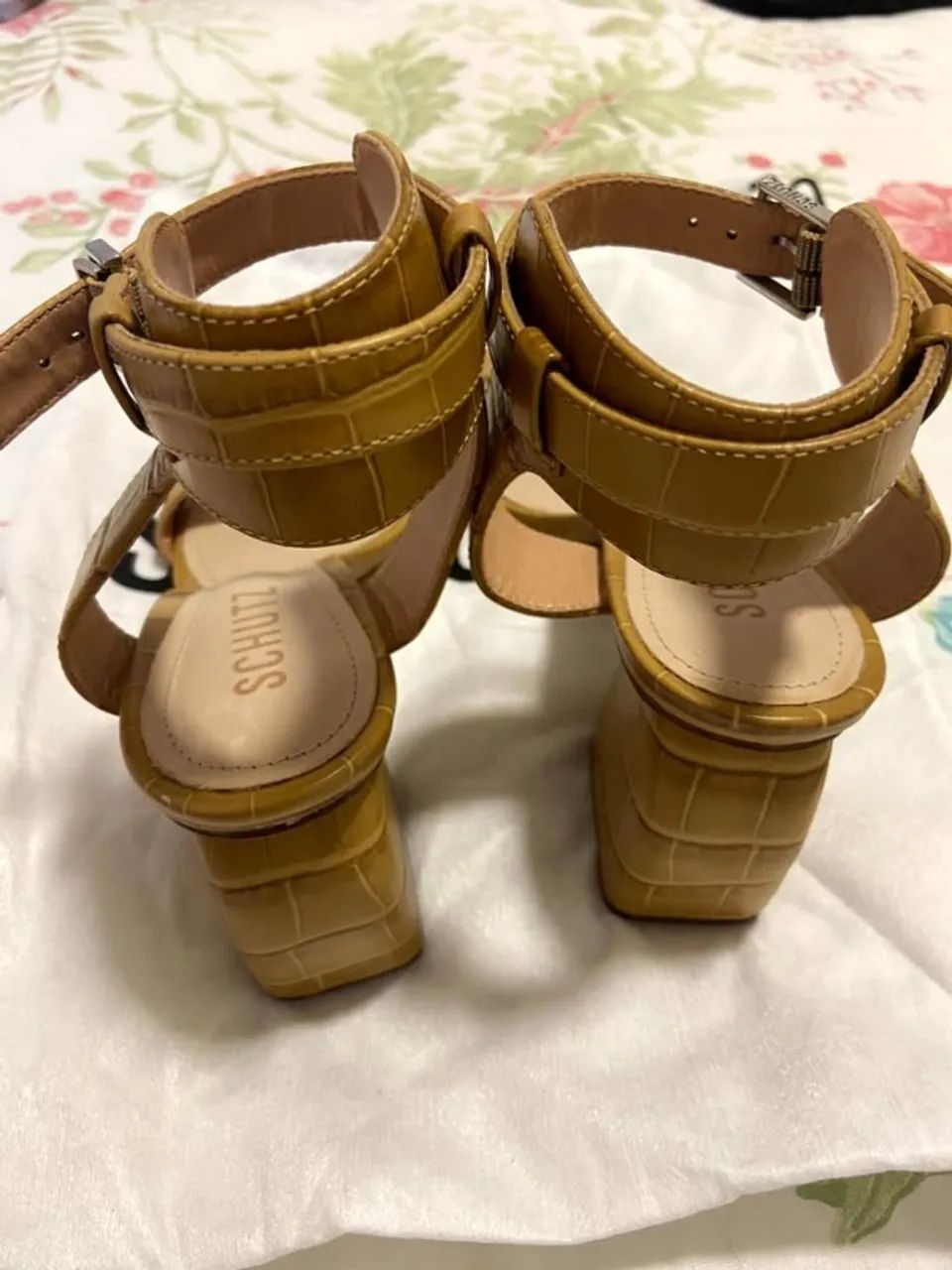 sandália schutz couro amarelo - Foto 4