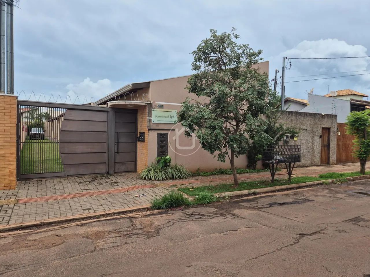 CASA COM 2 DORMITORIOS EM COND FECHADO
