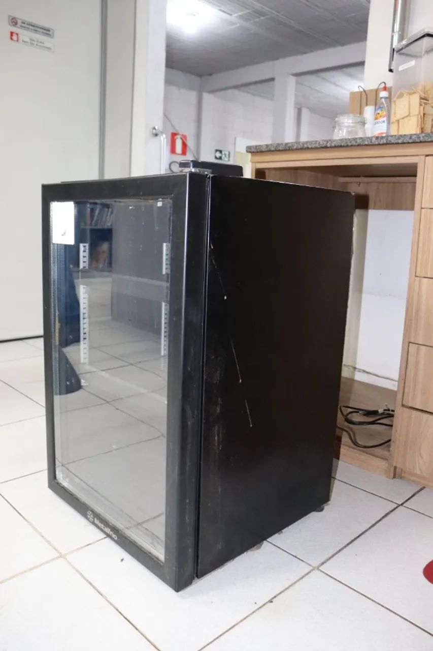 Refrigerador expositor vertical 85L 220V Metalfrio - Foto 2