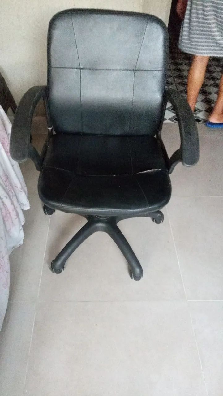 Cadeira com rodinhas (tem 2 razuras na cadeira )