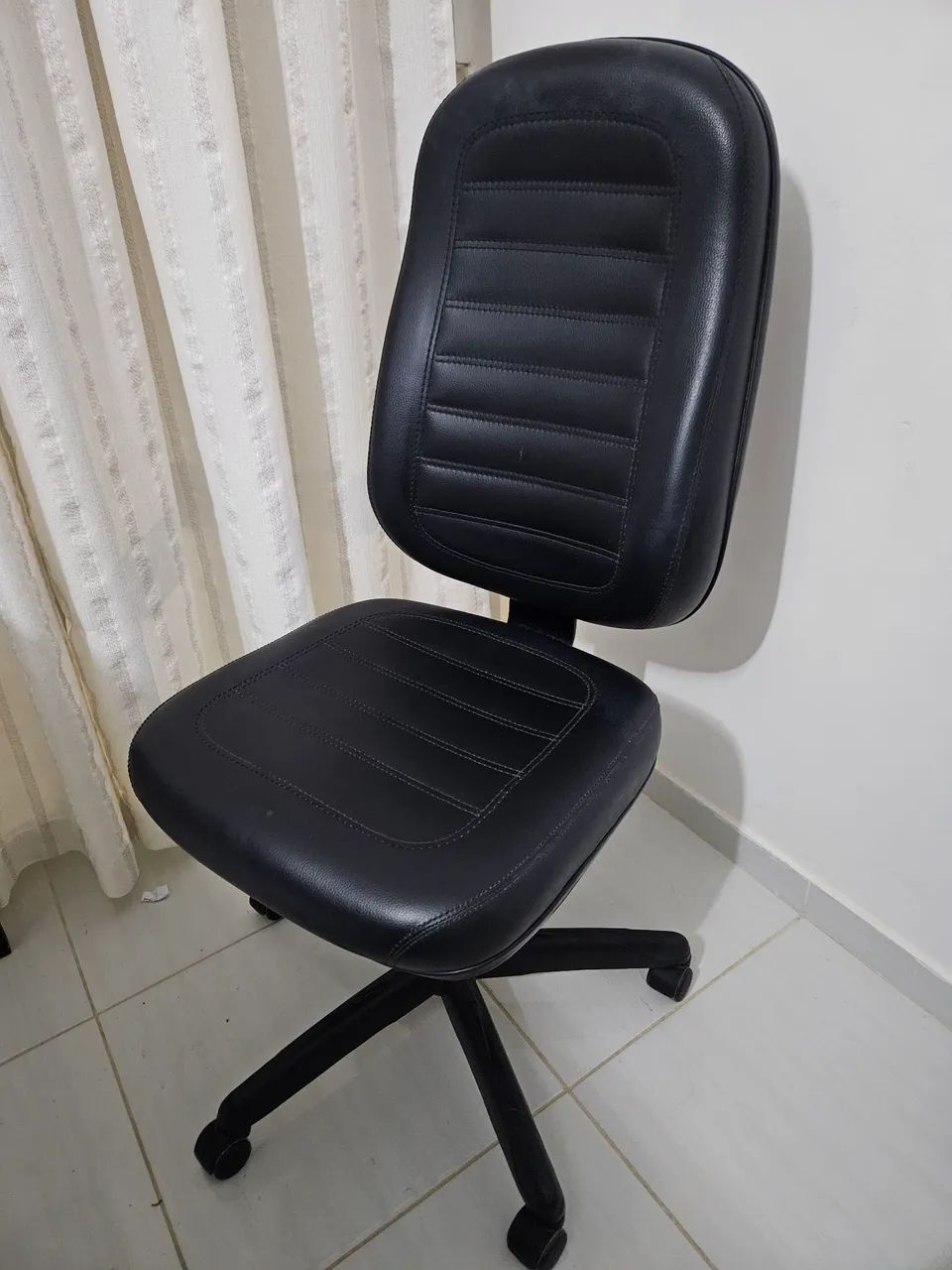 Cadeira escritório em couro sintético  - Foto 2