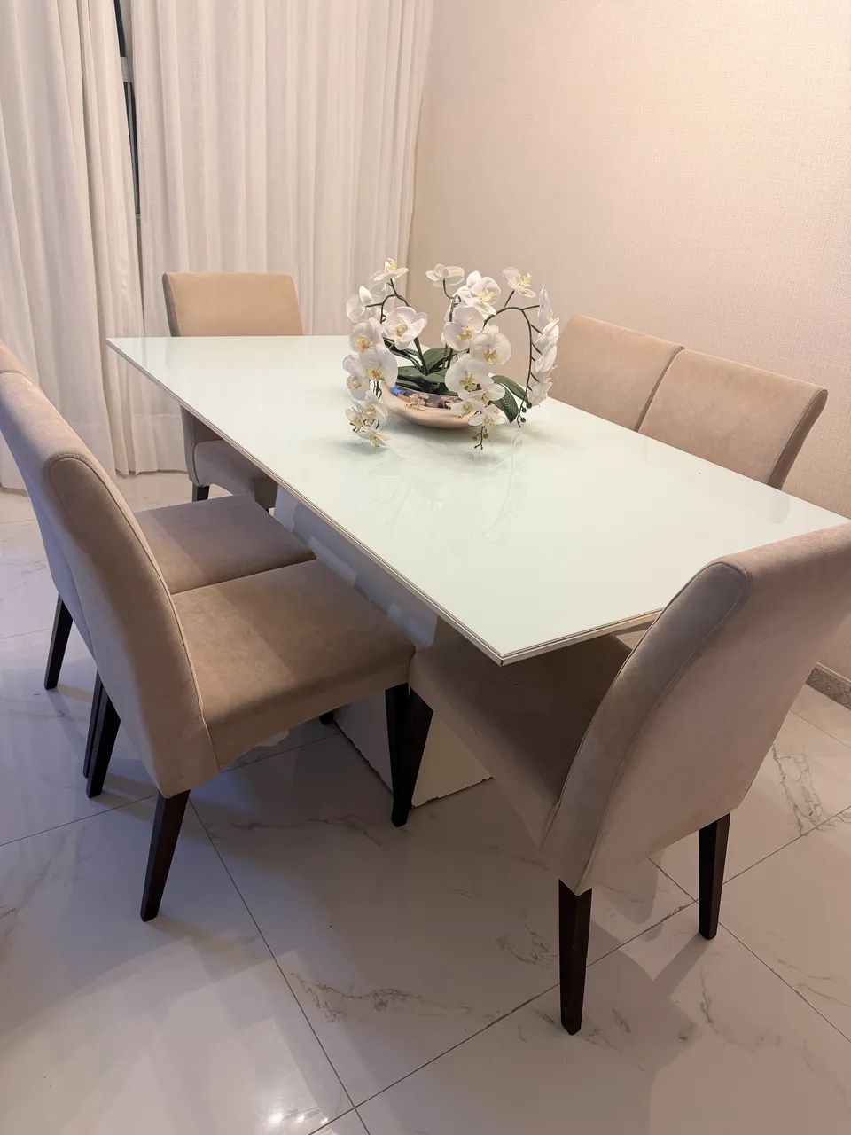 Mesa retangular com 6 cadeiras estofadas em madeira maciça   - Foto 2