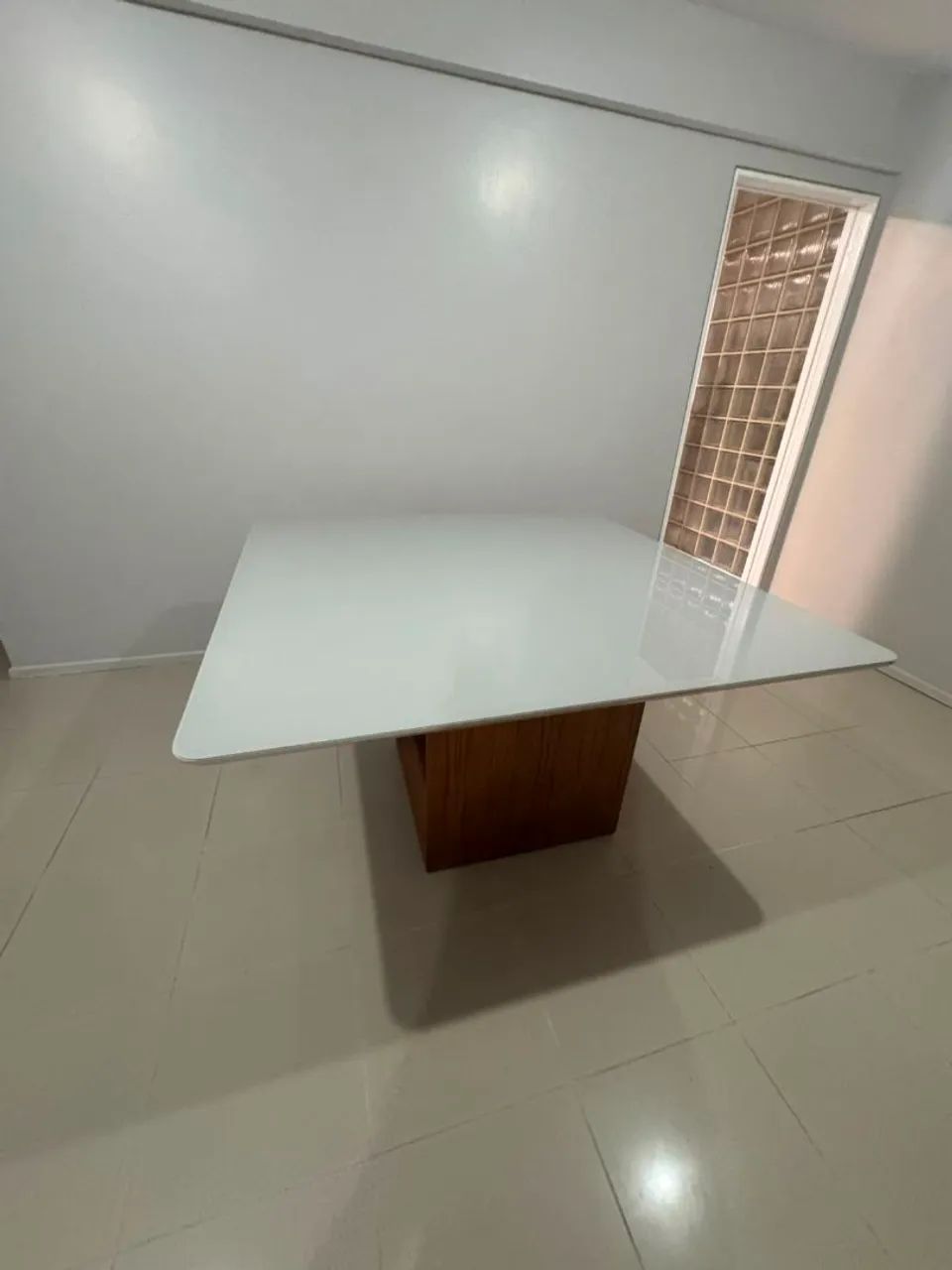 Mesa de vidro laqueada com base em madeira 1,40m x 1,40m. - Foto 3