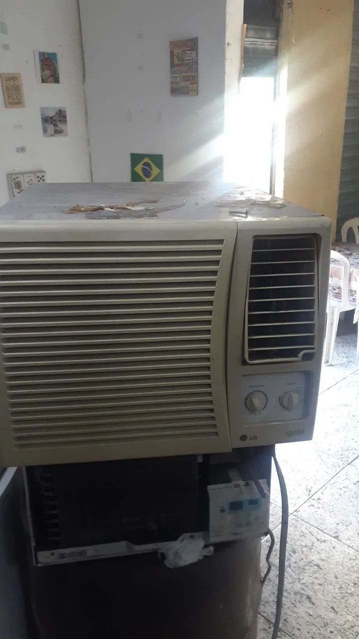 Vendo ar   condicionado 7.500 btus funcionando perfeitamente gelando muito 