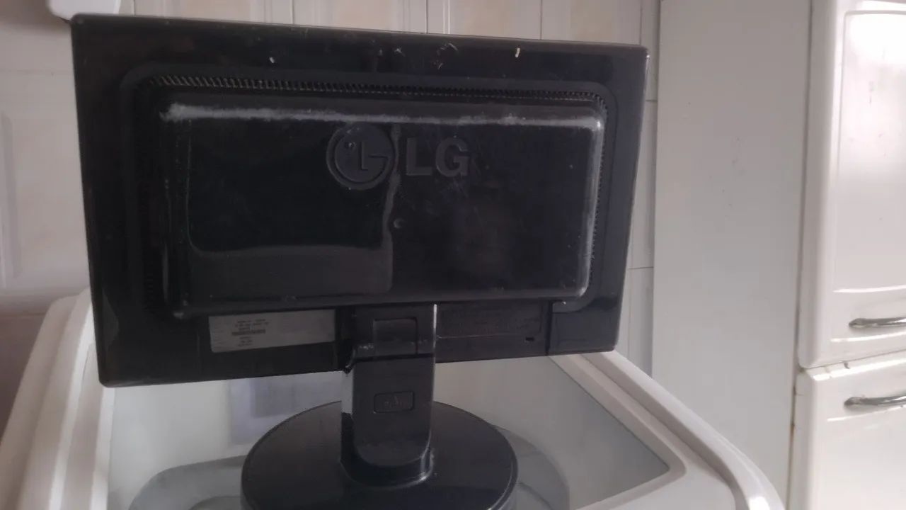 Monitor LG  COM DEFEITO   - Foto 4