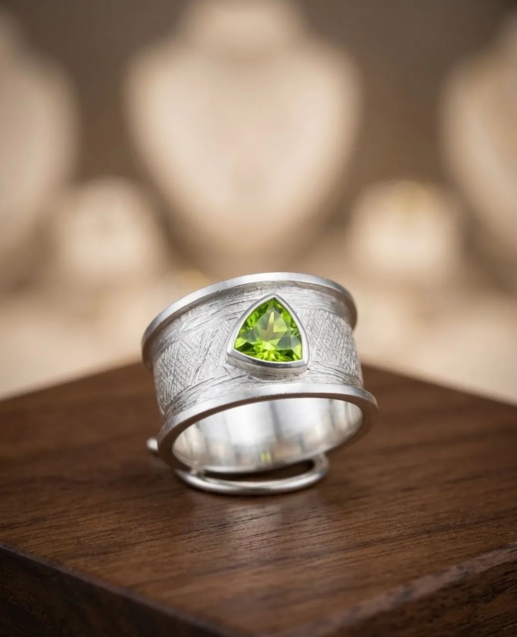 Anel de prata pura com gema de Peridoto  - Foto 5