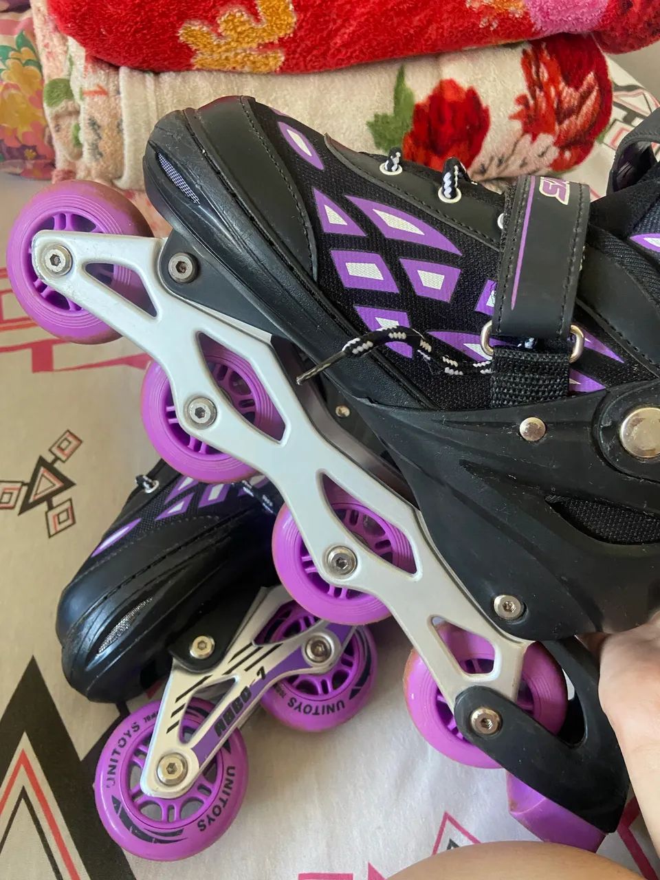 Patins roxo com preto semi novo - Foto 6