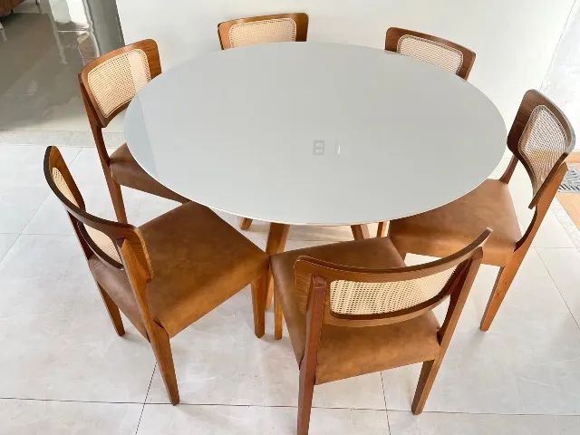 Mesa com cadeiras de madeira 