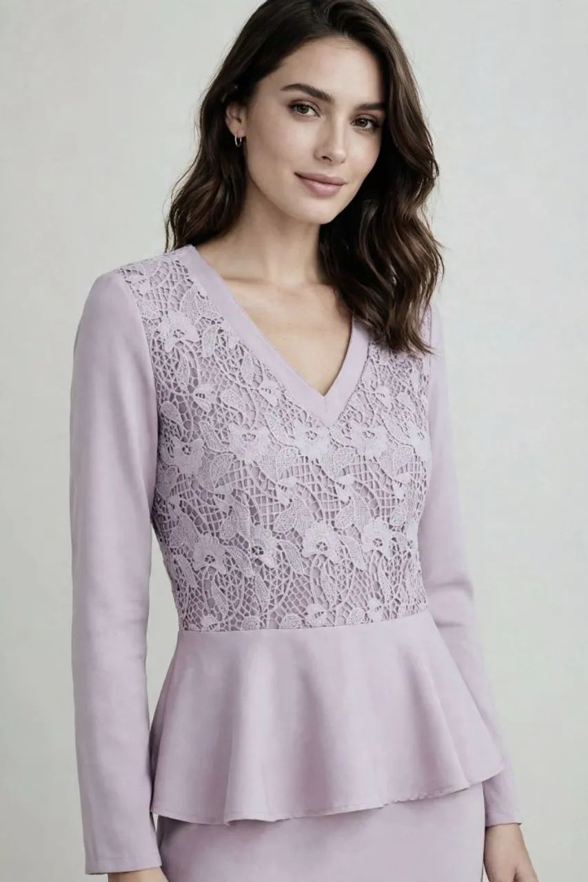 Blusa com renda pleplum