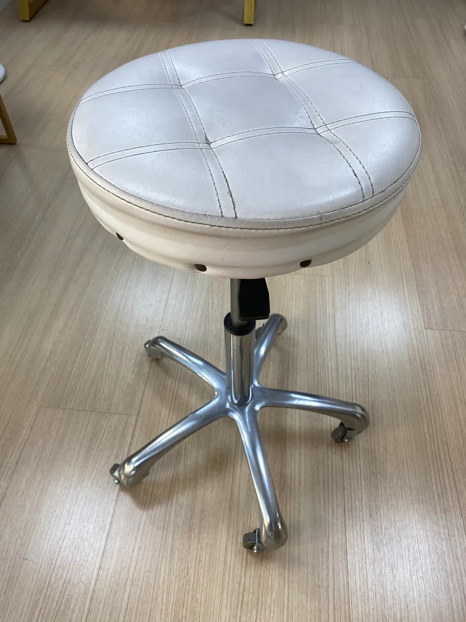 Mocho giratório branco