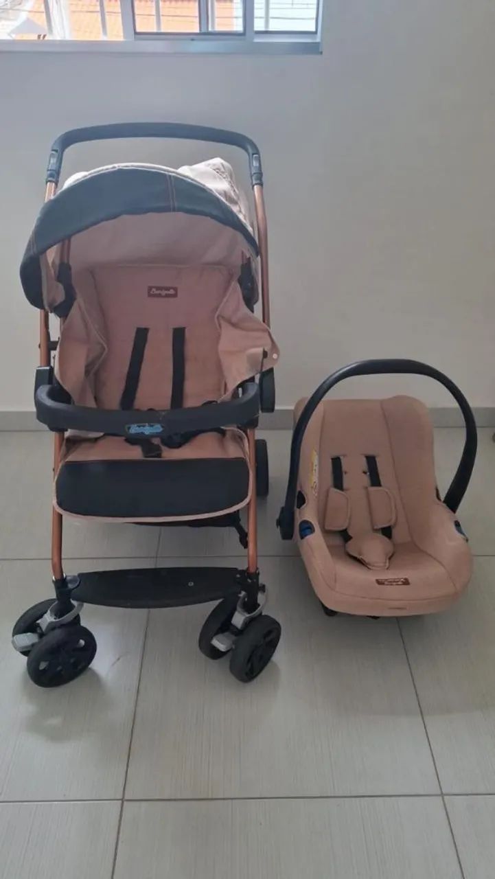 Carrinho de bebê com bebê conforto e base para bebê conforto 