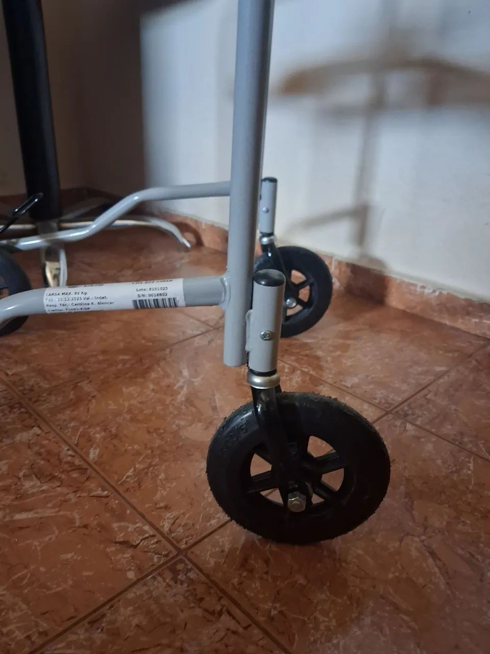 CADEIRA DE BANHO COM RODINHAS  - Foto 4