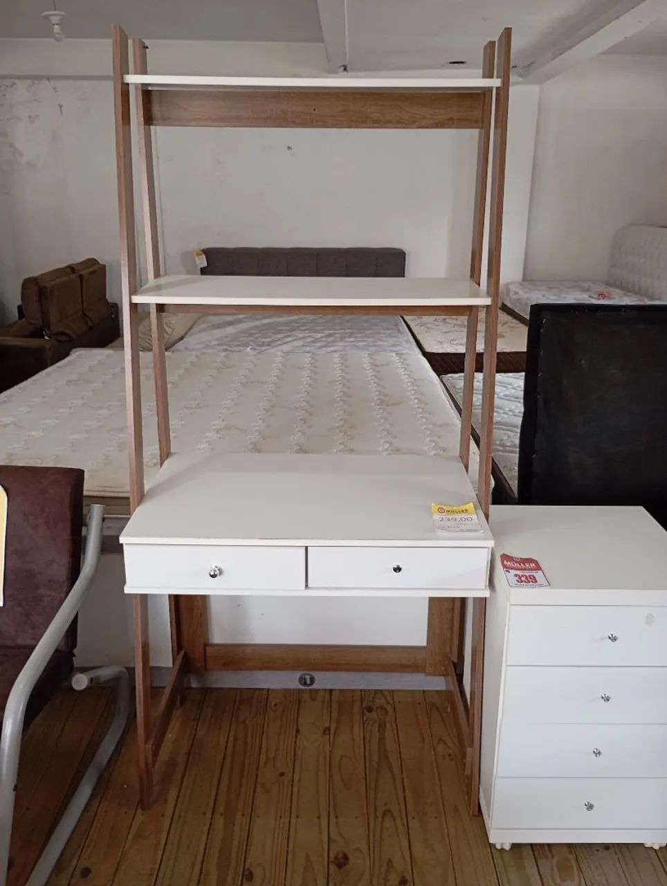 Escrivaninha com prateleiras