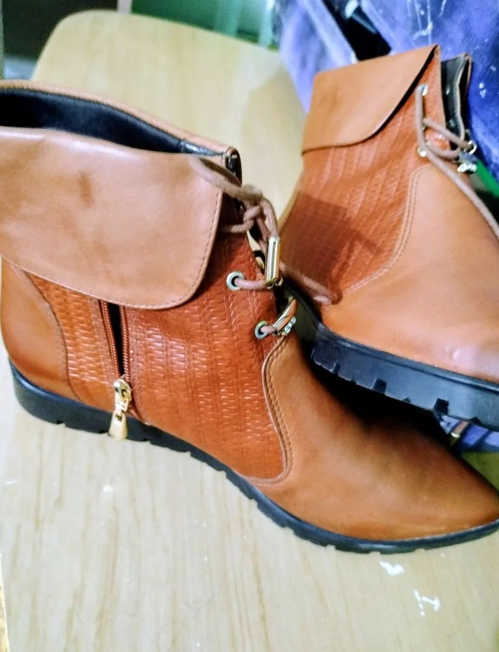 Bota feminina cano curto de couro  - Foto 4