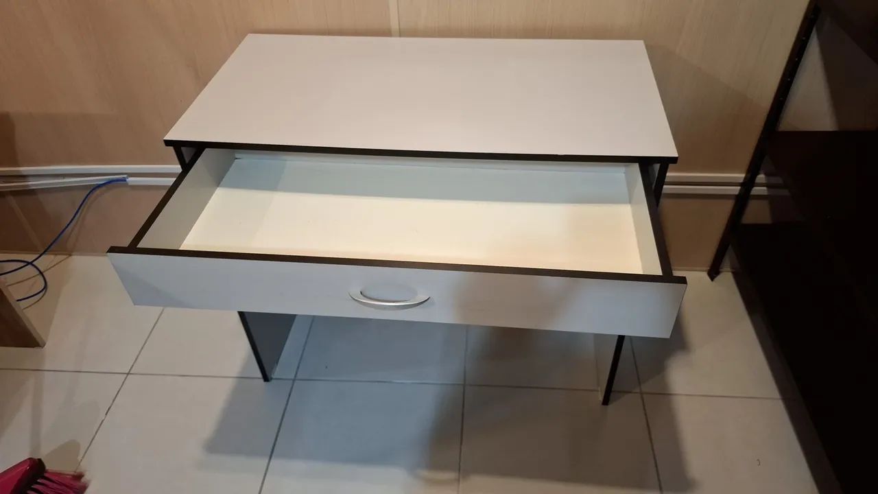 Mesa Escrivaninha Compacta Branca (0,90m) com Gaveta - Foto 2