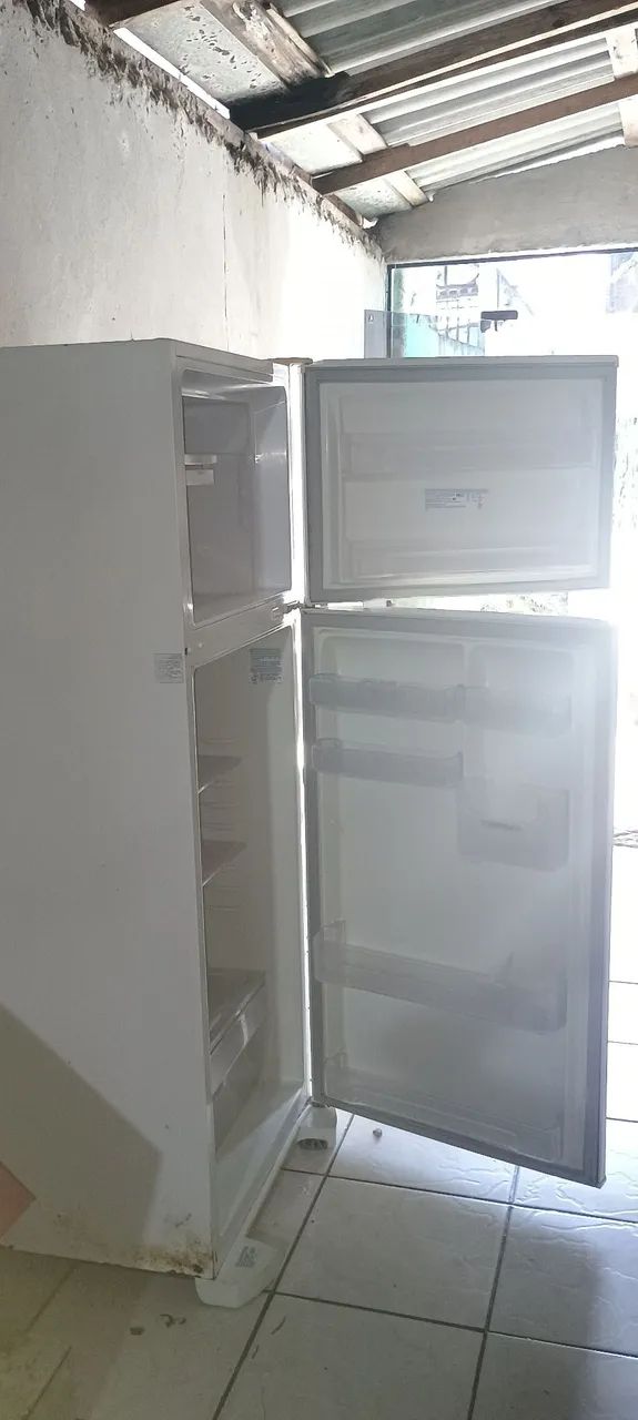 Geladeira com problema ler descrição  - Foto 3