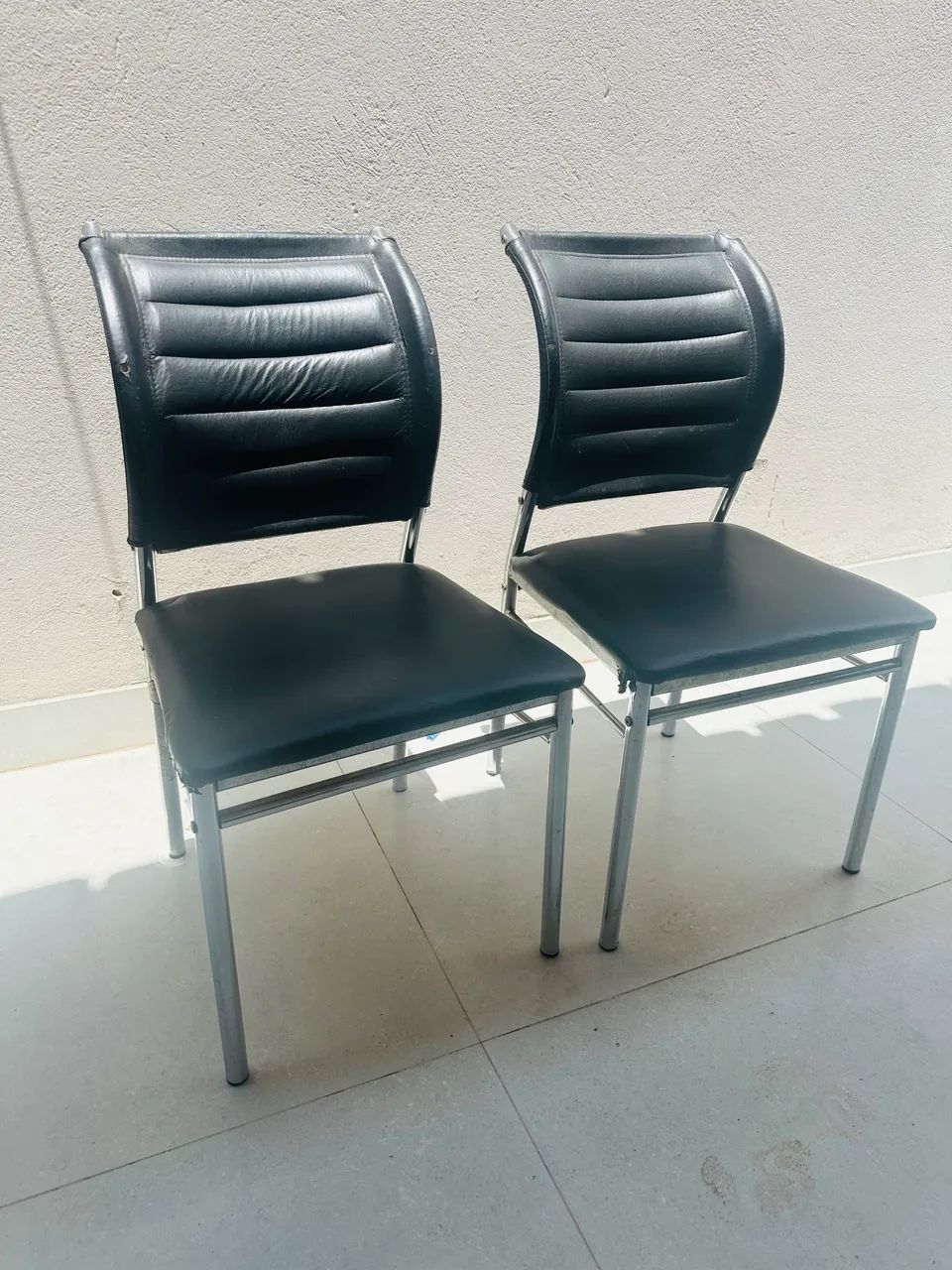 Oito cadeiras usadas em bom estado!! 