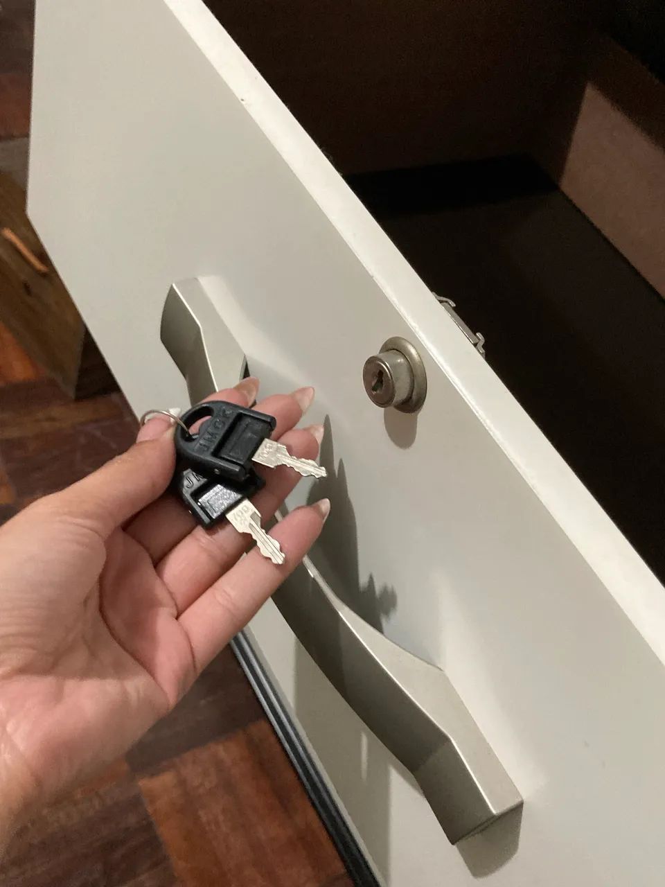 Cômoda 4 Gavetas em Ótimo Estado com gaveta com chave - Foto 2