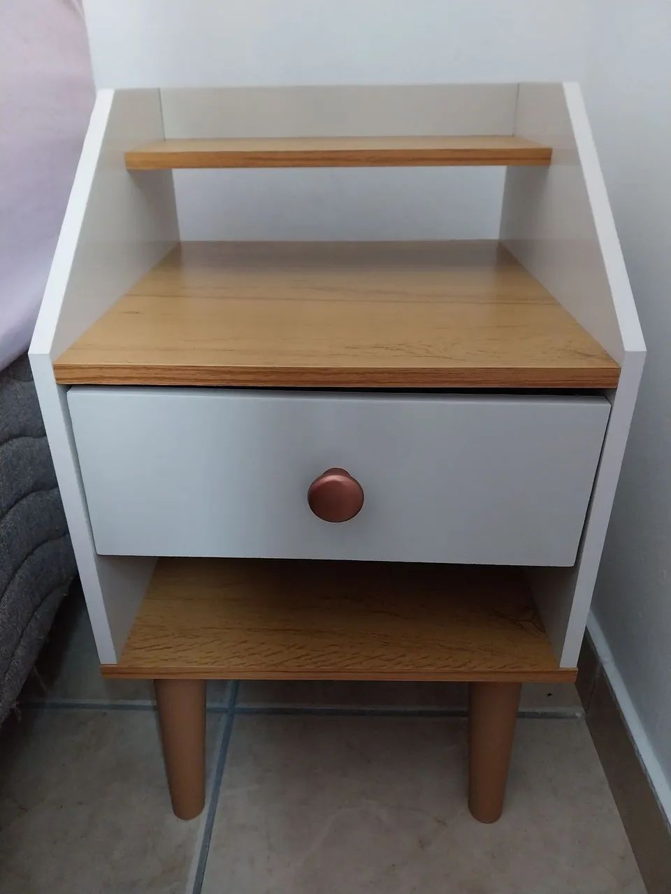 Mesa de cabeceira retrô