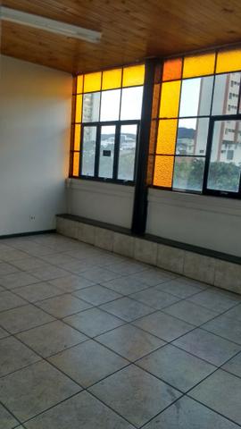 Sala 58m2 no bairro Sagrada Família