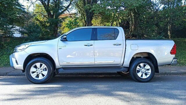 TOYOTA HILUX COR PRATA ANO 2011