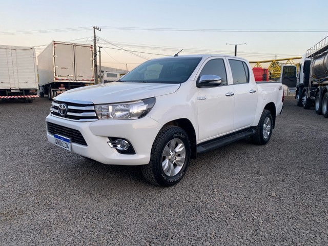 TOYOTA HILUX 4X4 CAMBIO MANUAL ANO 2018 LINDA