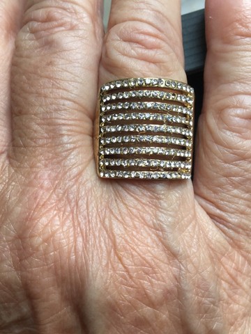lindíssimo anel dourado com strass (praticamente novo) - Foto 3