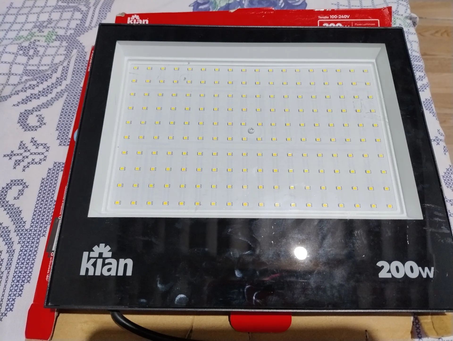 Refletor novo na caixa  de 200w 