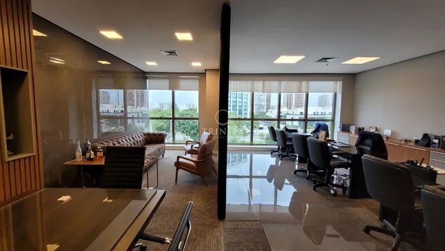 Sala com 130m2, totalmente reformada, copa e 4 vagas, no Le Mond, Barra da Tijuca