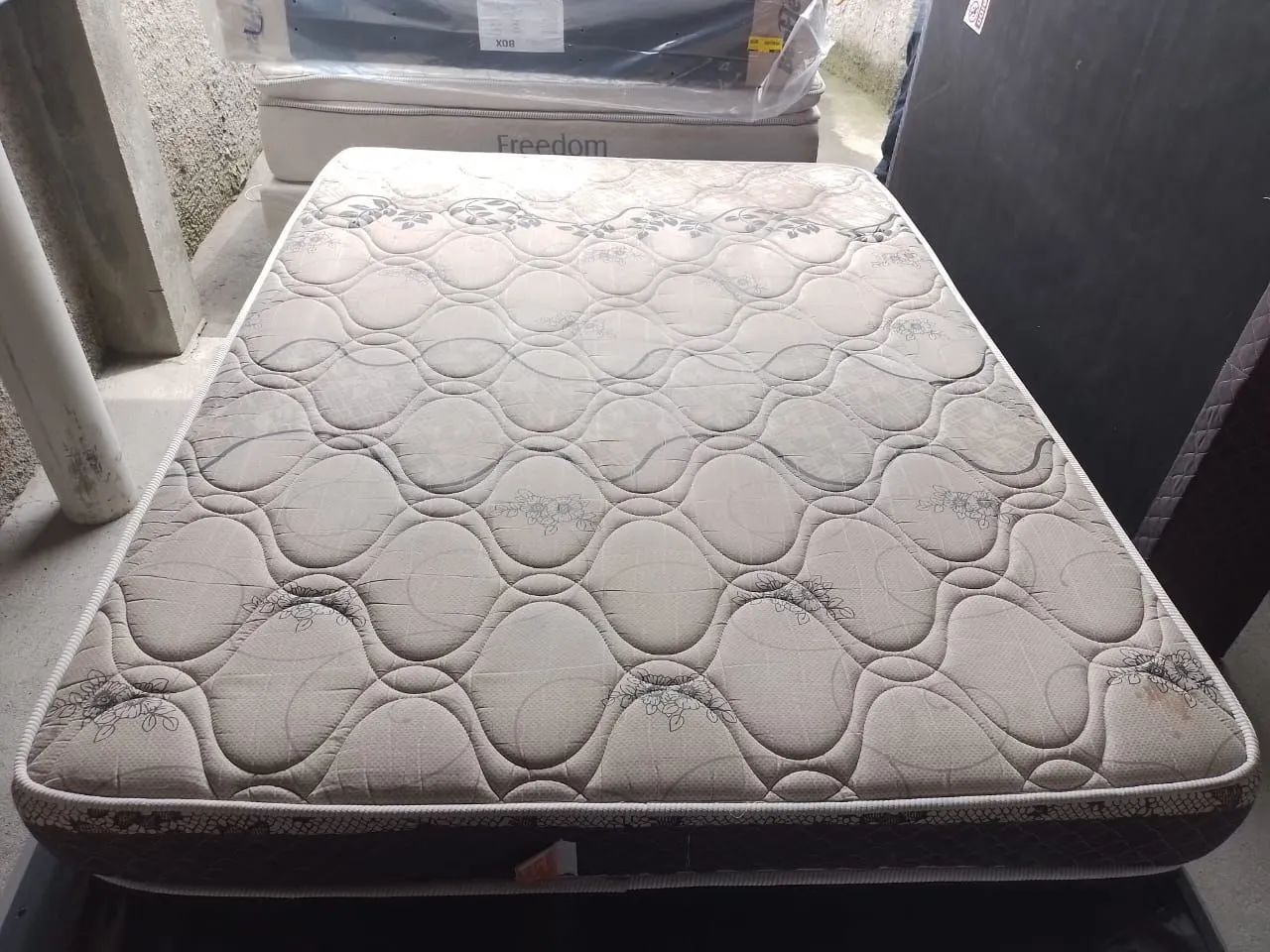 Vendo cama de casal padrao, colchão de molas  e base Box  