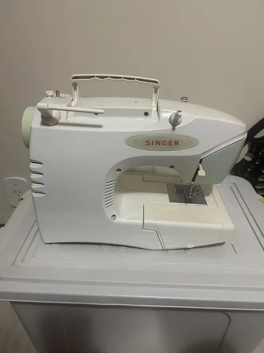Máquina de costura singer bela - Foto 3
