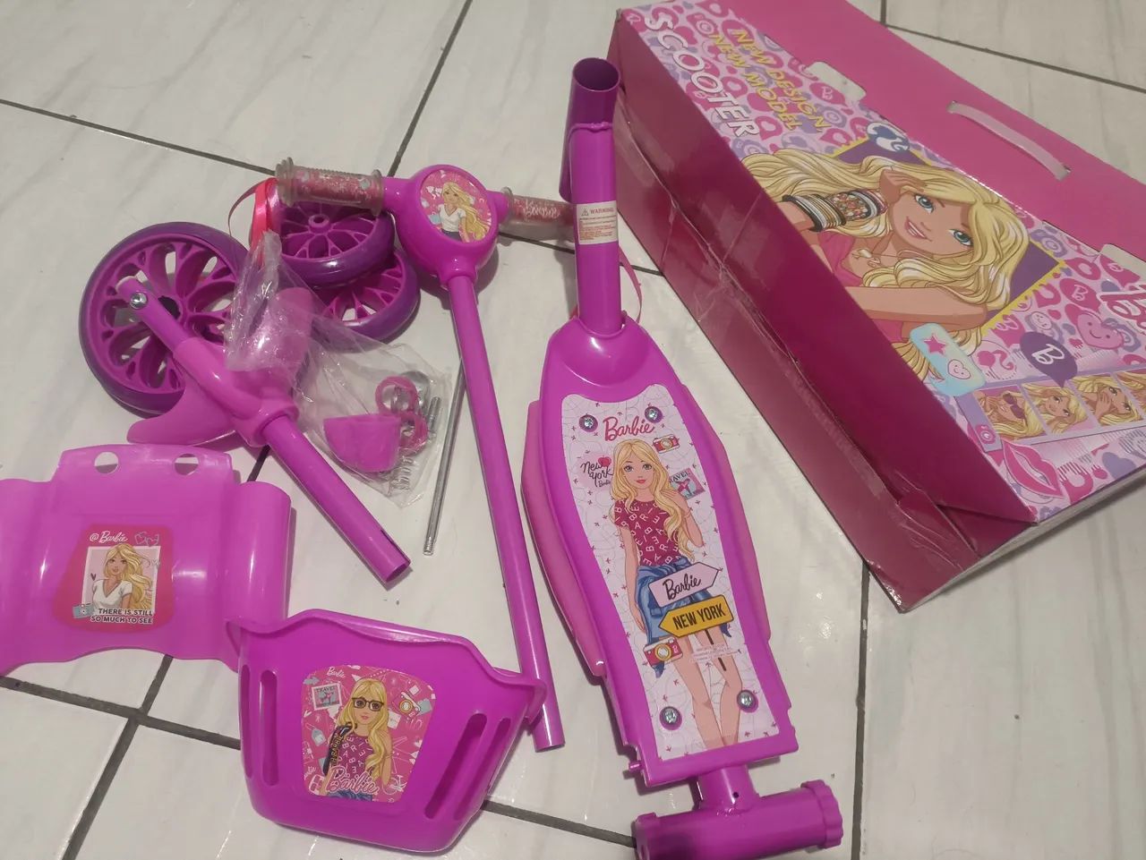 R$99.99 patinete infantil barbie rosa novo 0km triciculo brinquedo com led e cestinha - Foto 2
