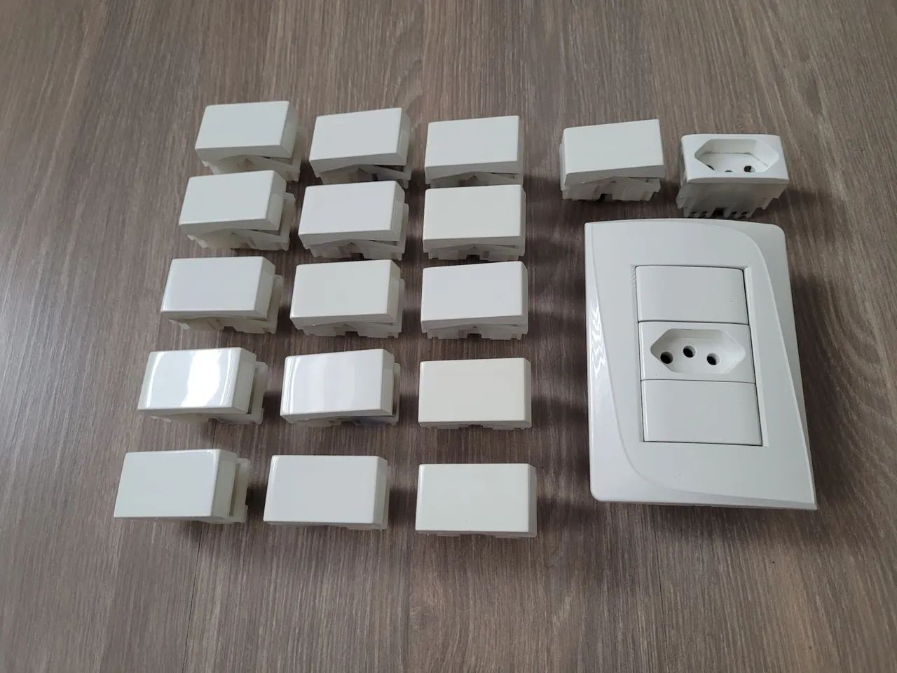 Interruptores, Tomadas e Espelho Pezzi - Foto 3