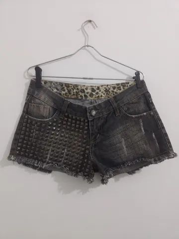 shortinho jeans com aplicação 
