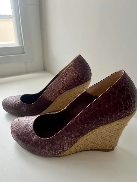 Sandália anabela couro vinho animal print - Foto 3