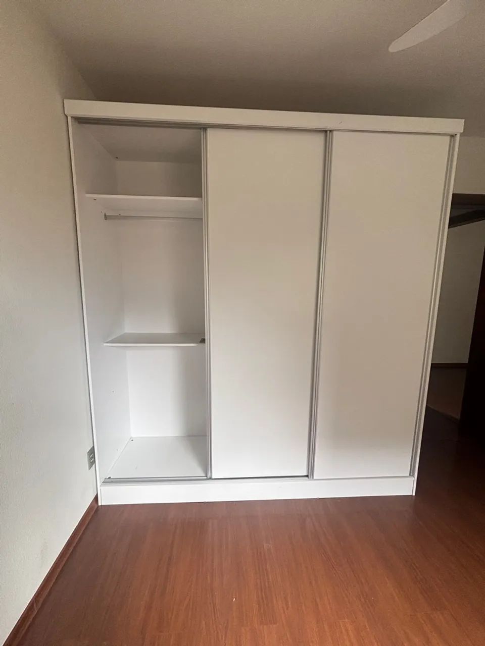Armário de correr branco com 3 portas de correr