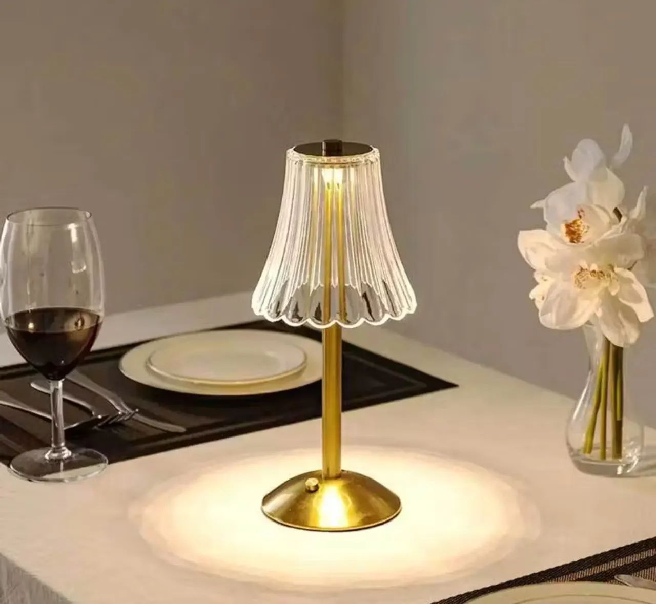 Luminária de Mesa Decorativa com Design Elegante