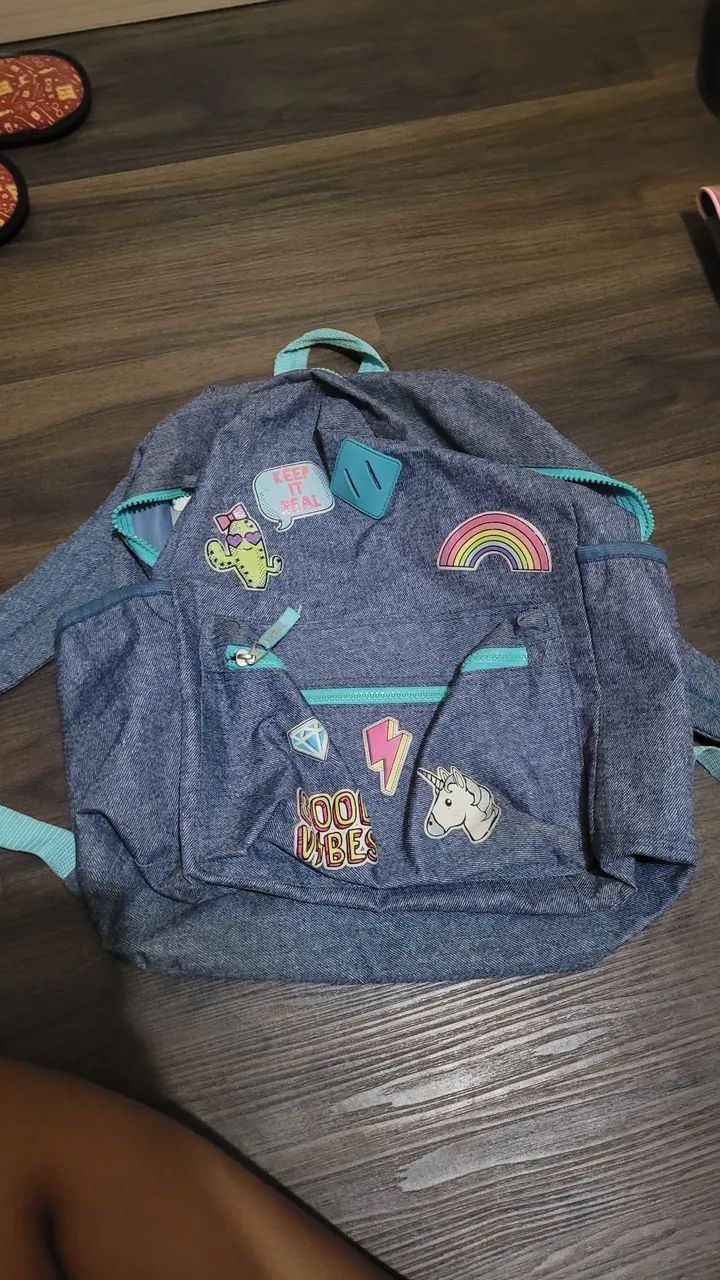 Mochila Jeans com Patches Divertidos