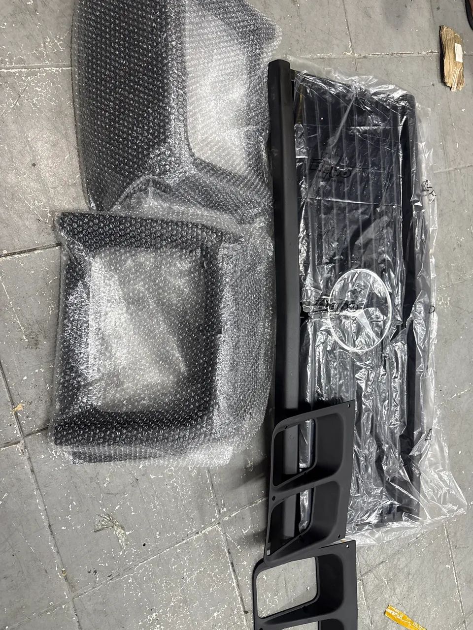 Grade Frontal Caminhão Mb Cara Preta Completa com emblema  - Foto 2