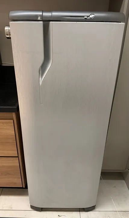 Geladeira Electrolux plotada em inox em ótimo estado