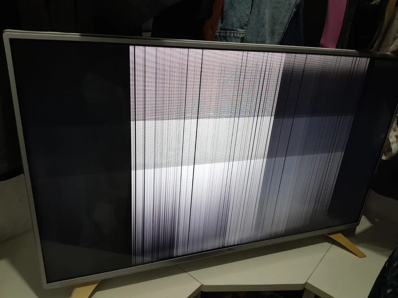TV 60" com defeito na tela apenas cabo flat