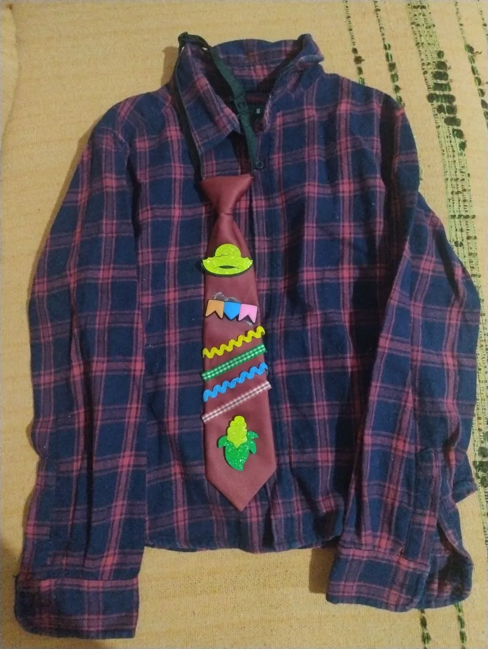 Camisa xadrez com gravata temática