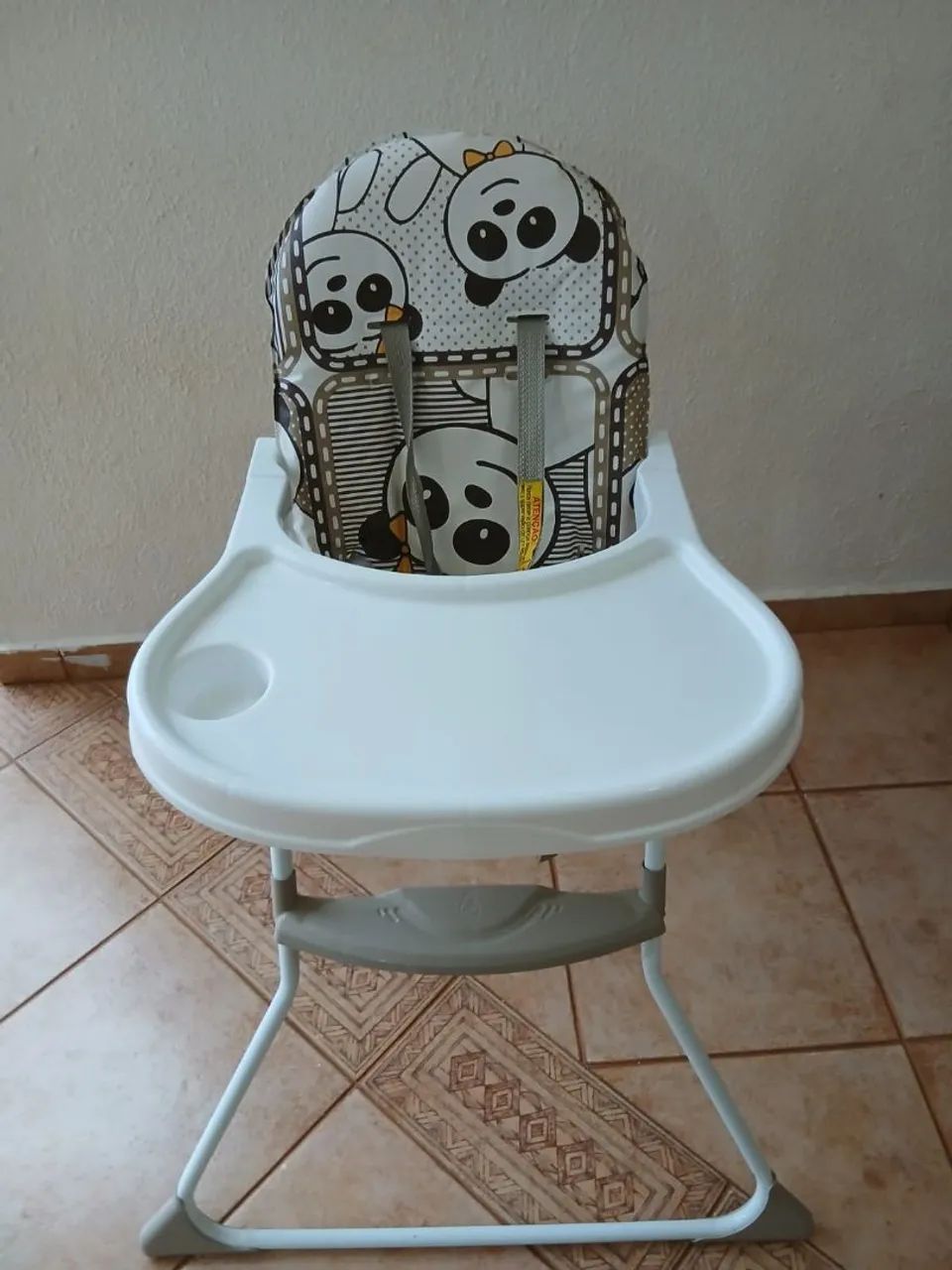 Cadeirinha Galzerano Alta para criança alimentar.