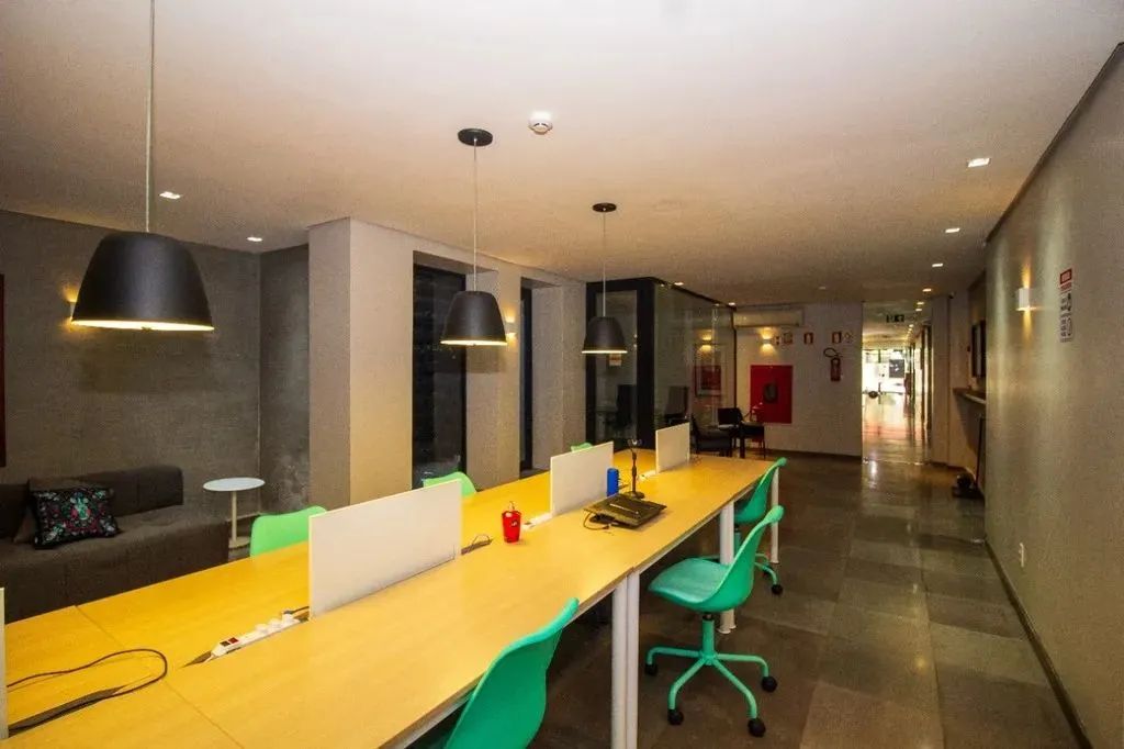 Studio mobiliado, com dormitório e espaço de convivência conjugados e banheiro social. Loc - Foto 5