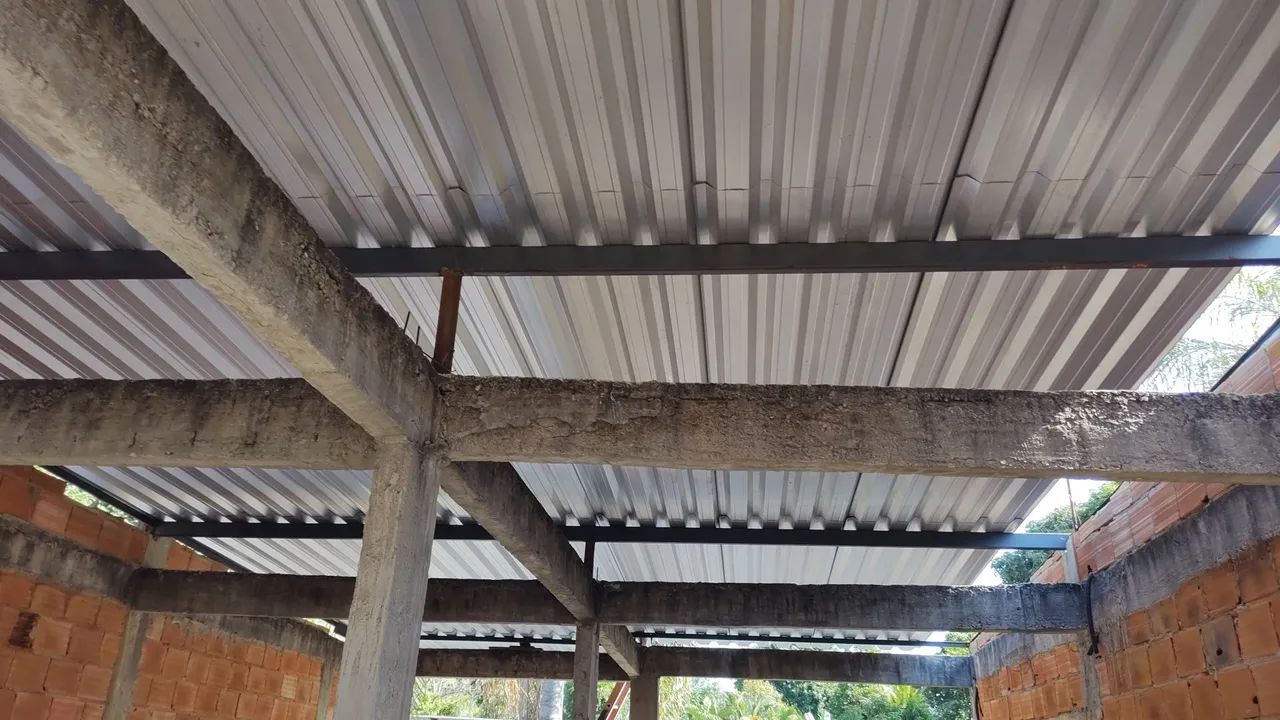 Construção e reparo de telhado e cobertura 