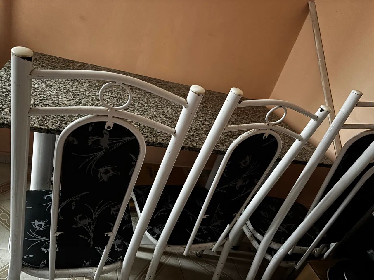 Vendo conjunto de mesa com 4 cadeiras. 64308570476162120