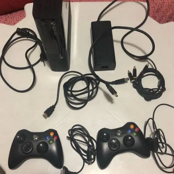 Xbox 360 com 2 controles e jogos