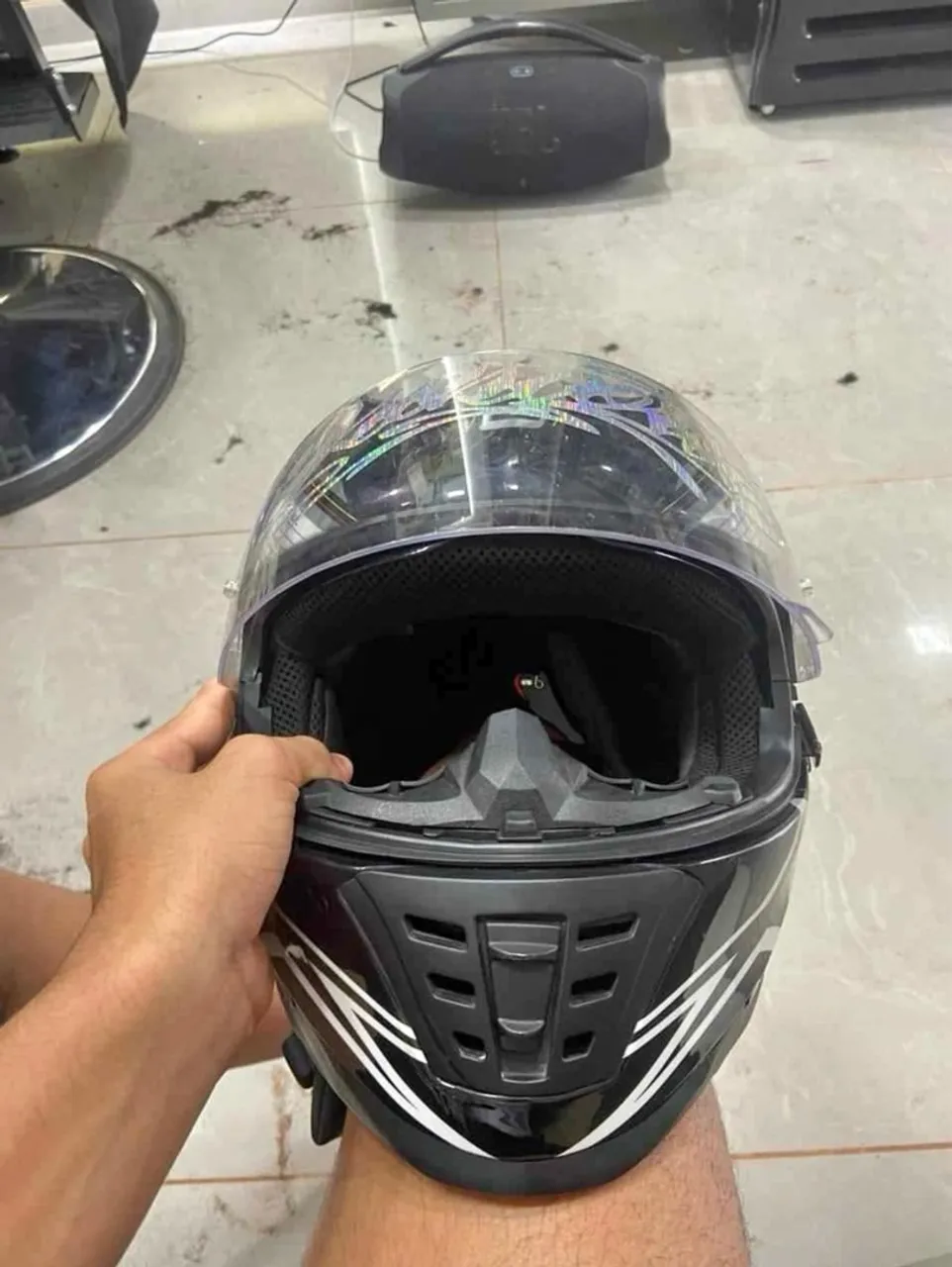 Capacete de Moto Preto com Design Moderno faça sua compra pelo o chat