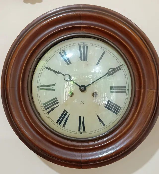 Relógio de parede Alemão Junghans, dito 'Olho de Boi', em madeira nobre. Ano +/- 1920